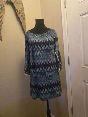2B Together Women's Zig Zag Print Bell Sleeve Tunic Dress